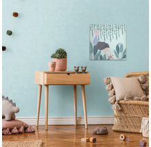 Kinderkamer met houten tafel, decoraties en muurschildering met zeemeerminthema.