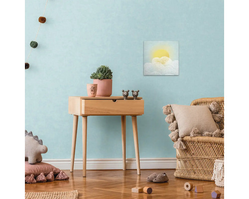 Kinderkamer met houten ladekast, decoratie en muurschildering met zon achter wolken