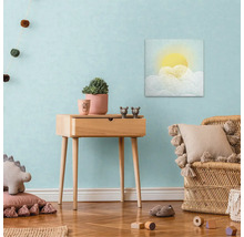 Lichte kinderkamer met houten meubels, decoraties en een schilderij aan de muur