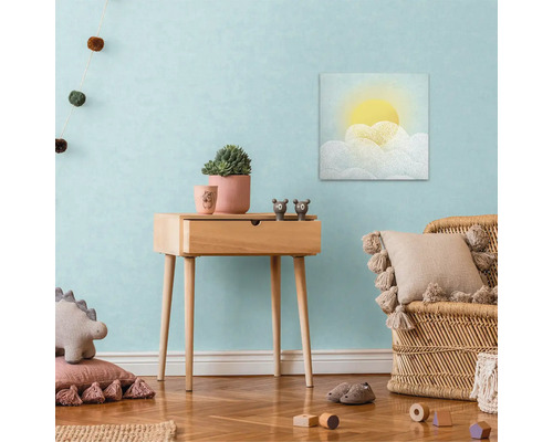 Lichte kinderkamer met houten meubels, decoraties en een schilderij aan de muur