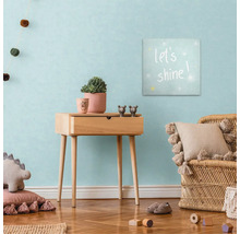 Kinderkamer met houten tafel, decoratie en muurschildering