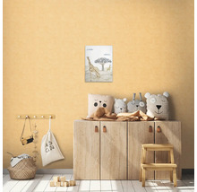 Kinderkamer met commode, decoratie en een schilderij met giraffemotief