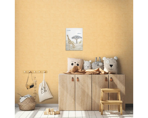 Kinderkamer met commode, decoratie en een schilderij met giraffemotief