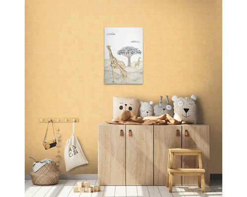 Decoratieve kinderkamer met een giraffekunst aan de muur boven een commode met speelkussens