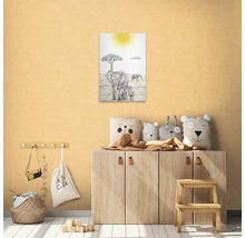 Decoratieve kinderkamer met een olifantenfoto aan de muur die een olifantenfamilie onder een boom laat zien