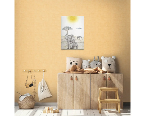 Decoratieve kinderkamer met een olifantenfoto aan de muur die een olifantenfamilie onder een boom laat zien