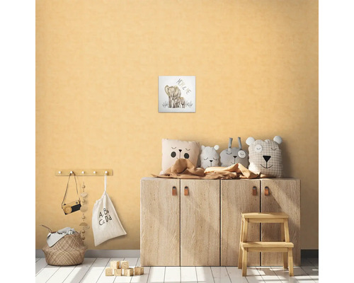 Gedecoreerde kinderkamer met kast, speelgoed en een afbeelding van een moeder en kind olifant aan de muur