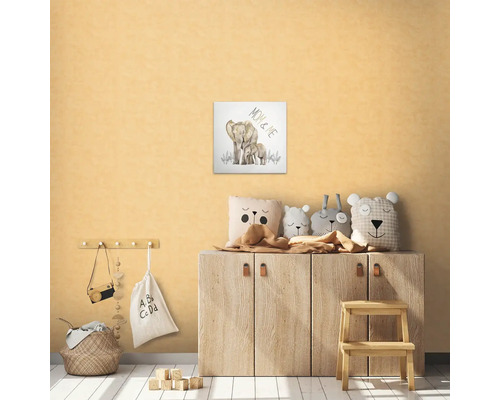 Kinderkamer met wandkast, kruk, decoratie en een foto met olifantenmotief
