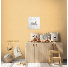 Kinderkamer met decoraties, waaronder een zebra muurschildering, knuffels, een commode en een kruk.