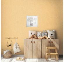 Gedecoreerde kinderkamer met een kast, kussens, speelgoed en een ingelijste muurschildering met de tekst Papa & Ik.