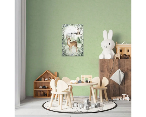 Kinderkamer met hert- en uildecoratie aan de muur, kindertafel en stoelen.