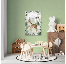 Kinderkamer met houten tafel, stoelen, speelgoed en een muurschildering van een hert en een uil
