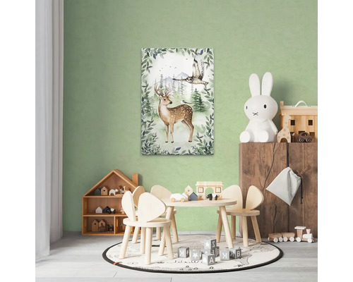 Kinderkamer met houten tafel, stoelen, speelgoed en een muurschildering van een hert en een uil