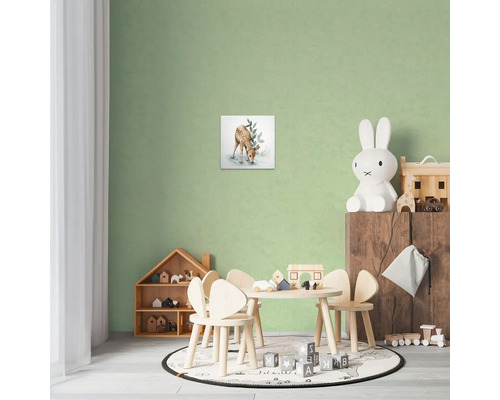 Kinderkamer met houten tafel, stoelen en een muurschildering met een ree.