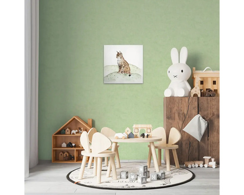 Decoratieve kinderkamer met een muurschildering van een lynx boven een kindertafel