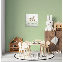 Kinderkamer met houten tafel, stoelen, speelgoed en een muurdecoratie met konijnenmotieven.
