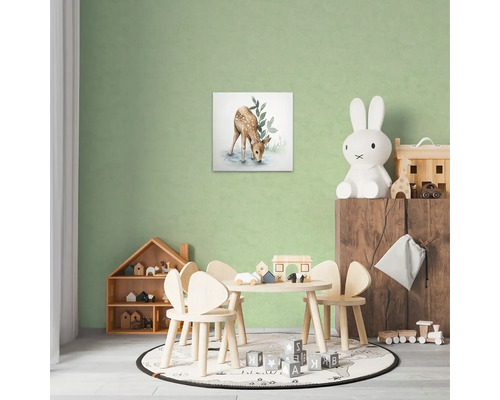 Decoratieve kinderkamer met een herten schilderij aan de muur, een tafel met stoelen en speelgoed.