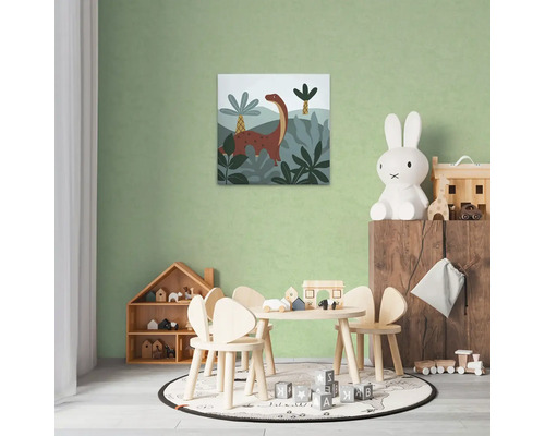 Kinderkamer met houten tafel, stoelen, speelgoed en een dinosaurusfoto aan de muur