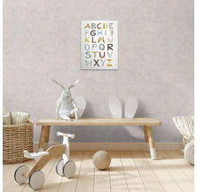 Kinderkamer met alfabet muurkunst, houten tafel, speelgoed en bal