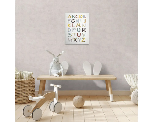 Kinderkamer met alfabet muurkunst, houten tafel, speelgoed en bal