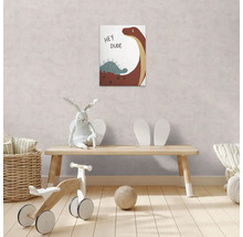 Kinderkamer met houten banken, speelgoed en een dinosaurusafbeelding aan de muur