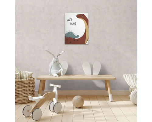 Kinderkamer met houten banken, speelgoed en een dinosaurusafbeelding aan de muur