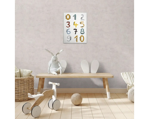 Kinderkamer met cijferposter, speelgoed en bank