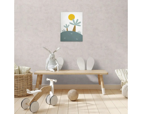 Kinderkamer met muurschildering, houten bank, loopfiets, knuffeldier en bal