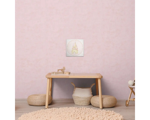 Kamer met tafel, kruk, vloerkleed en een afbeelding van een kasteel aan de muur