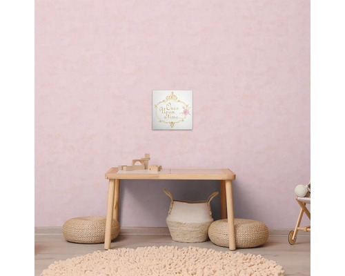 Kinderkamerdecoratie met muurdecoratie, tafel en zitplaatsen
