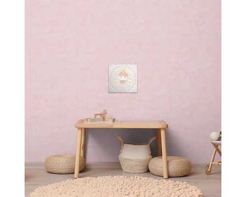 Kinderkamer met speeltafel, zitkussens, vloerkleed en muurschildering met koetsmotief