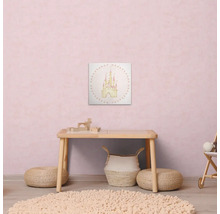 Kinderkamer met een tafel, een kleed en een canvas met een kasteelmotief