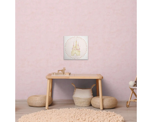 Kinderkamer met een tafel, een kleed en een canvas met een kasteelmotief