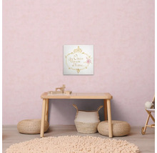 "Scène van een kinderkamer met tafel, vloerkleed, poefs en een muurschildering met de tekst ""Er was eens"""