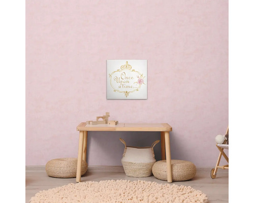 "Scène van een kinderkamer met tafel, vloerkleed, poefs en een muurschildering met de tekst ""Er was eens"""