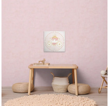 Decoratieve afbeelding met koets in een kinderkamer, met speelgoed, krukjes en een tapijt op een tafel eronder