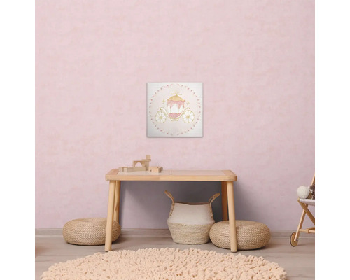 Decoratieve afbeelding met koets in een kinderkamer, met speelgoed, krukjes en een tapijt op een tafel eronder