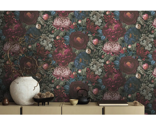 Behang met bloemmotief in interieur.