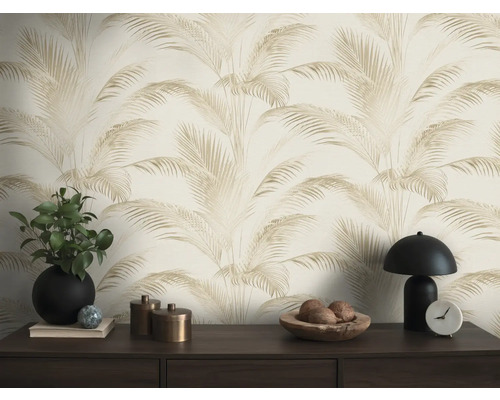Interieur met een wand met palmmotief