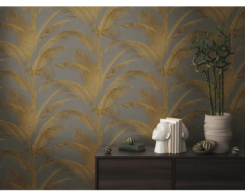 Decoratief interieur met palmboommotief behang, ladekast, boekensteun, boeken en bamboeplant