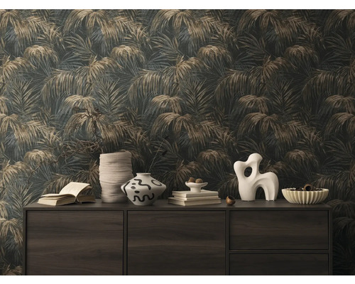 Decoratief interieur met behang met palmmotief, dressoir en diverse decoratieve elementen.