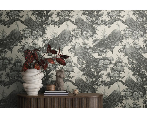 Decoratieve kamer met behang met pauwenmotief en houten commode