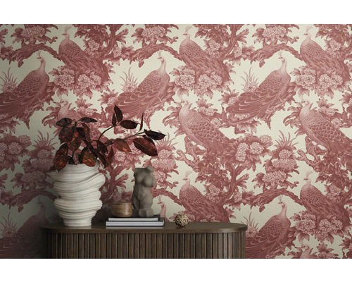 Detailopname van behang met pauwenmotief, gecombineerd met een bloemenvaas en decoratieve elementen op een houten kast