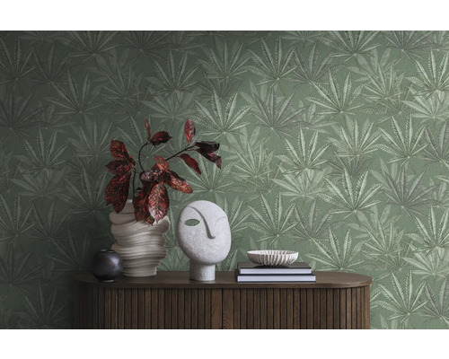 Behang met bladerpatroon op een versierde commode