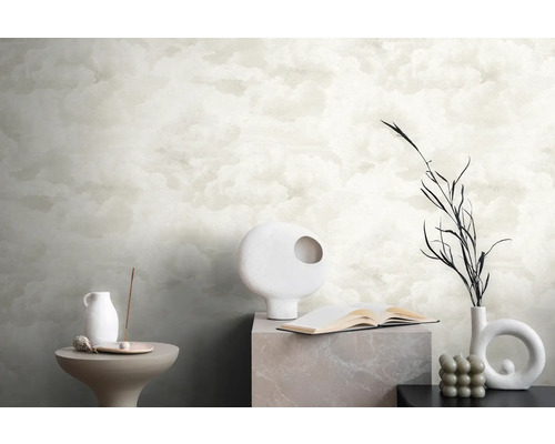 Decoratieve kamer met wolkenpatroonbehang en minimalistische accessoires