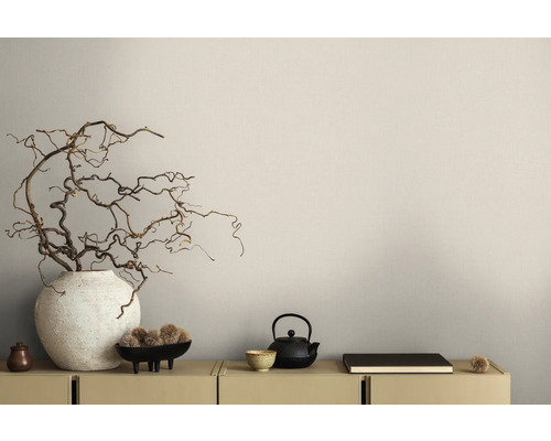 Decoratieve scène met vaas, takken, theepot en schaal op een dressoir