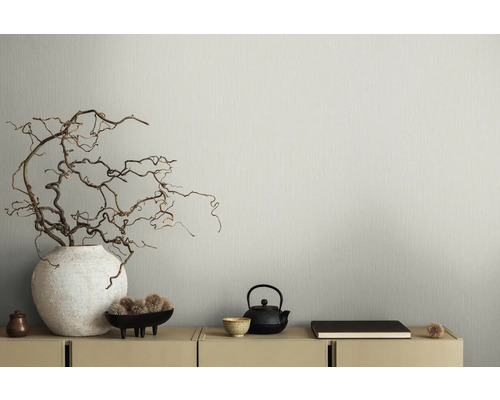 Decoratief interieur met vaas, takken, schaal, theepot en boek op een kast