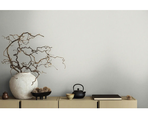 Decoratieve takken in een vaas, theepot en schaal op een dressoir