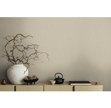 Decoratieve scène met vaas, takken, theepot en schaal op een dressoir