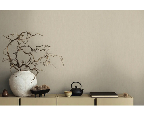 Decoratieve scène met vaas, takken, theepot en schaal op een dressoir